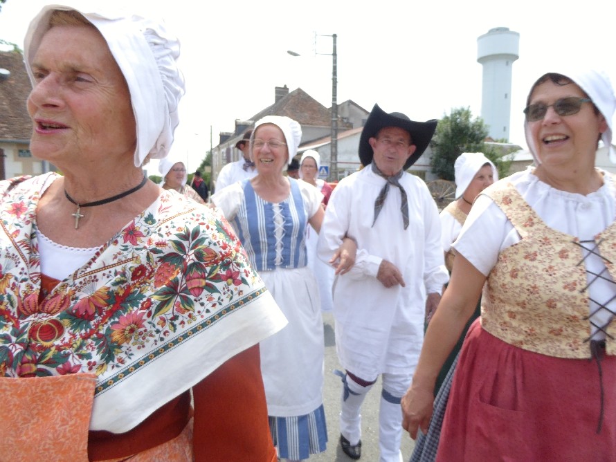 Dfil joyeux dans le bourg